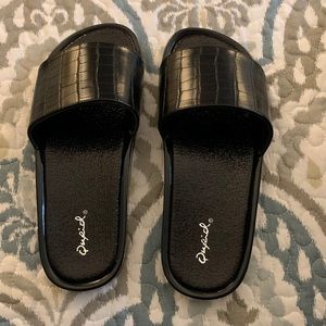 Qupid Women’s sandals NWOT